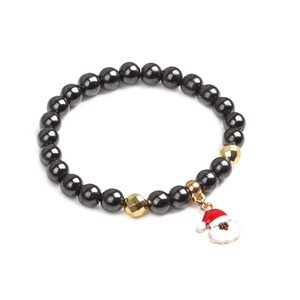 Detailansicht eines schwarzen Perlen-Weihnachtsarmbands mit Weihnachtsmann-Anhänger und Goldperlen