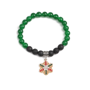 Kerstarmband met groene agaatkralen en een gouden hanger in de vorm van een sneeuwvlok