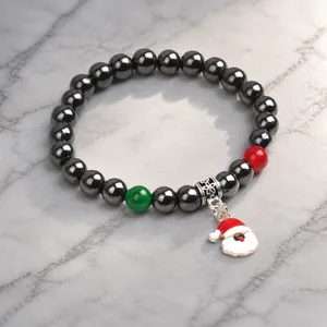 Dettaglio del bracciale natalizio in ematite con ciondolo Babbo Natale e perline