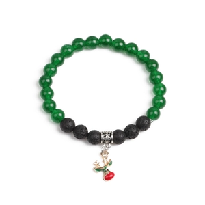 Macro detail van lavasteen en groene kralen armband met een schattige kerst rendier bedel