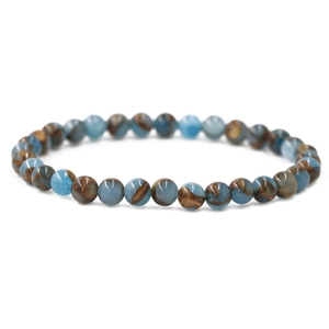 Bracciali di distanza da 6mm con perline blu marmorizzate per coppie su sfondo bianco