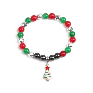 Détail du pendentif sapin de Noël avec strass colorés sur un bracelet de perles festif