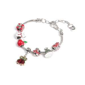 Detailansicht des Weihnachts-Charm-Armbands mit Santa- und Emaille-Anhängern