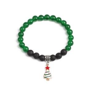 Macro-opname van groene agaat en lavasteen kralen met een kerstboom bedeltje aan de armband