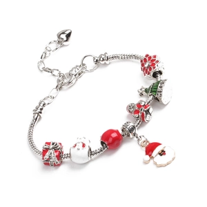 Detail eines Weihnachts-Bettelarmbands mit Schneemann- und Weihnachtsmann-Anhängern