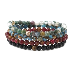 Dettaglio di quattro bracciali distanziatori in perline di agata naturale e ossidiana