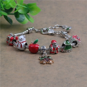 Detailaufnahme des Weihnachts-Bettelarmbands mit Schneemann, Weihnachtsmann und Baum