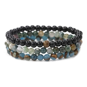 Dettaglio dei bracciali con perline da 6mm con texture nere e stile agata muschiata