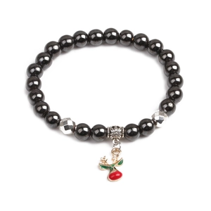 Makroaufnahme von Weihnachts-Rentier-Anhänger an schwarzem Perlenarmband mit Silber
