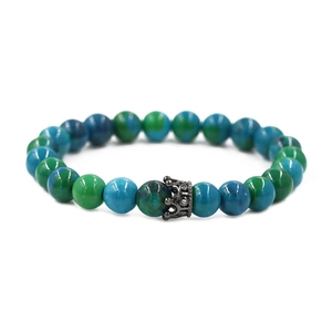 Dettaglio del bracciale di perle in pietra blu e verde con corona in zircone nero