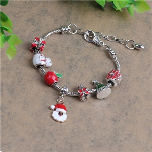 Detailansicht des Weihnachts-Charm-Armbands mit Weihnachtsmann- und Schneemann-Anhängern