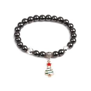 Detailansicht eines Magnetarmbandes aus Hämatit-Perlen mit Weihnachtsbaum-Anhänger