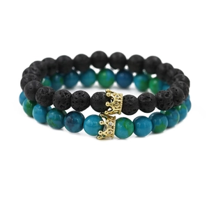 Dettaglio del set di braccialetti con perline in pietra lavica e fenice con corone in CZ
