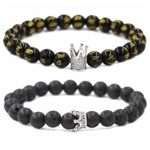 Detalle de pulsera de corona con cuentas de obsidiana negra y piedras de lava porosas