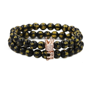 Pulsera de doble capa de ónix negro con corona dorada, mantras y piedras de circón