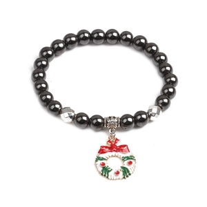 Details des Magnet-Hämatit-Armbands mit festlichem Weihnachtskranz-Anhänger und Schleife