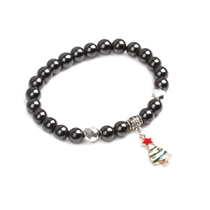 Detailaufnahme von Hämatit-Perlenarmband mit einem festlichen Weihnachtsbaum-Anhänger