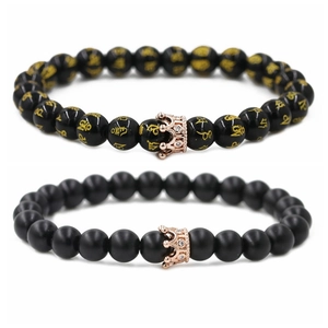 Pulsera de hombre con corona y piedras negras mate y grabado de mantra