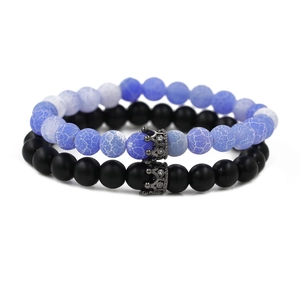 Duo aus 8mm matt schwarzen und blau rissigen Steinperlen Armbändern mit Krone Motiv