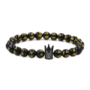 Pulsera de hombre de piedra de lava negra con corona de circonitas y cuentas de mantra dorado