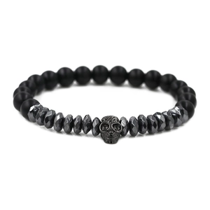 Makroaufnahme der Herren Punk-Armband mit schwarzen matten Perlen und Metall-Totenkopf