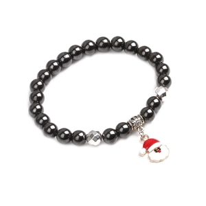 Detaillierte Ansicht des schwarzen Magnetperlen-Armbands mit Weihnachtsmann-Anhänger