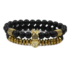 Perlenarmband-Set für Herren mit schwarzen matten Perlen, goldener Krone und Totenkopf