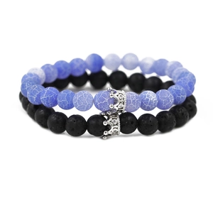 Zweiteiliges Kronen-Armband-Set mit blauen Türkis- und schwarzen Lavastein-Perlen