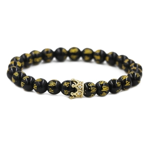Pulsera de corona para hombre con cuentas mate negras, mantras dorados y circonitas
