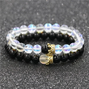 Ensemble de bracelets en perles couronne pierre de lune et volcanique sur fond noir