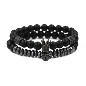 Herren Totenkopf Armband Set mit schwarzen matten Perlen und Kronen Anhänger auf weißem Grund