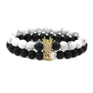 Bracelets couronne pour couple avec perles noires mates et pierres de turquoise blanche