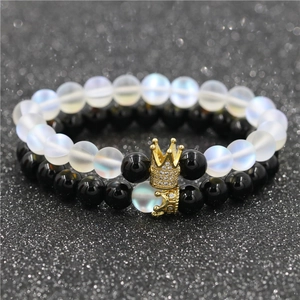 Set de bracelets en pierre de lune et agate noire avec couronne dorée pour couples