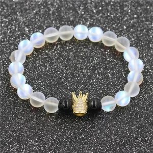 Bracelet élégant en perles de lune, billes noires et breloque couronne dorée étincelante