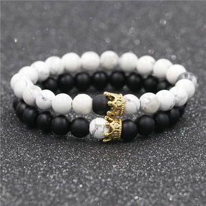 Set bracciali di coppia con corona in turchese bianco e perle di pietra nera opaca