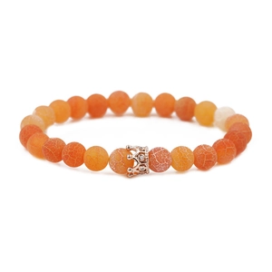 Perlenarmband aus orangen Crackle-Achaten mit roségoldener Krone auf weißem Grund