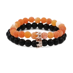 Set aus orangefarbenem Lavastein und schwarzen matten Perlenarmbändern mit Kronen-Anhängern