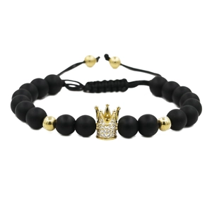 Bracelet à perles noires mates pour hommes avec couronne dorée incrustée de zircon