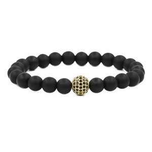 Pulsera de cuentas de piedra negra mate con amuleto de corona de CZ dorado para hombre