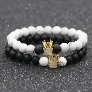 Dettaglio dei bracciali in turchese bianco e agata nera con corona in micro-pavé