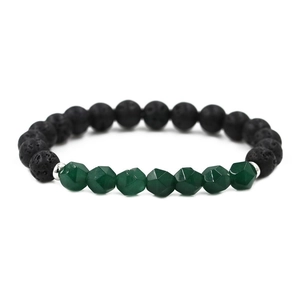 Détail de bracelet en perles de lave noire et perles d'agate verte facettées