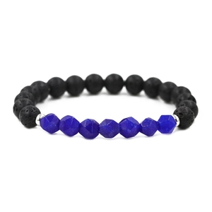 Détail de perles de lapis-lazuli bleu facettées et pierres de lave noire sur le bracelet