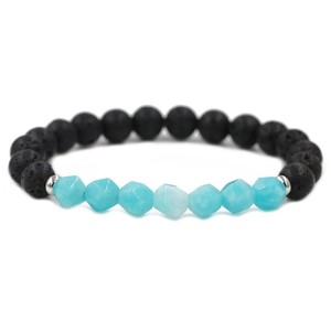 Vue détaillée de pierres bleues facettées et perles de lave noire sur un bracelet
