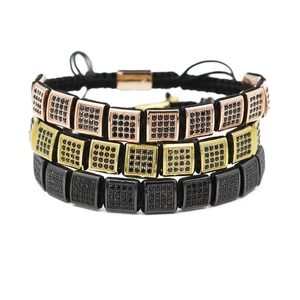 Détail de trois bracelets tressés avec pierres carrées pavées en finitions or et or rose
