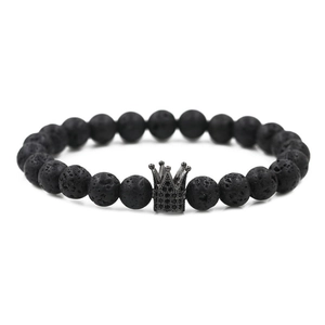 Bracelet couronne en pierre de lave noire de 8 mm avec zircon micro-pavé sur fond blanc