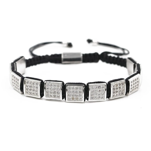 Bracelet tressé noir avec zircons carrés de 10mm et fermeture à cordon ajustable