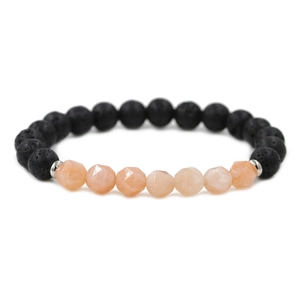 Gros plan d'un bracelet en pierre de lave noire et œil de tigre orange facetté