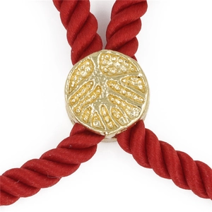 Bracelet ajustable en corde rouge avec breloque dorée motif feuille de cœur sur fond blanc