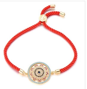 Bracelet cordon rouge ajustable avec anneau doré et cristaux de couleur sertis