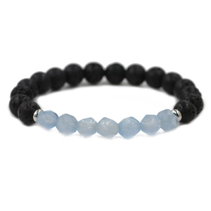 Vue détaillée des perles de lave noire et des agates bleues facettées sur bracelet